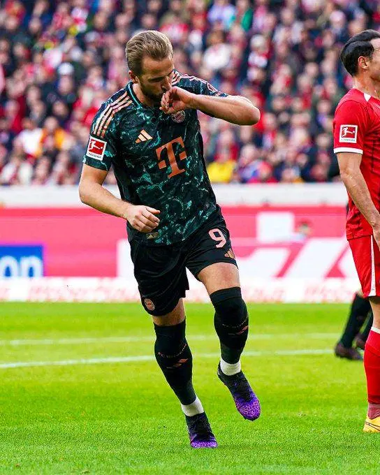 AYX-关于西班牙队不断突破！，凯恩连续十场比赛得分超过刷新纪录赛场气氛高涨的信息